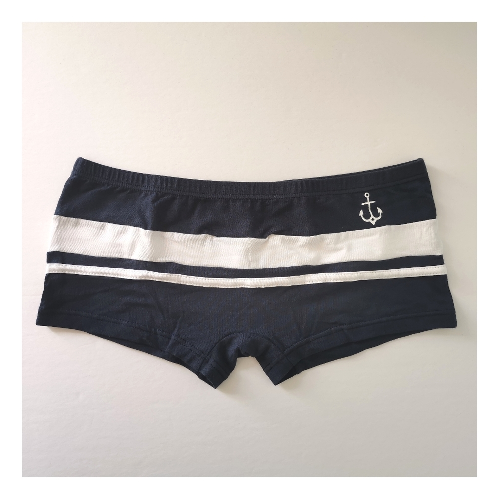 Men's brief short in navy color with ancho print